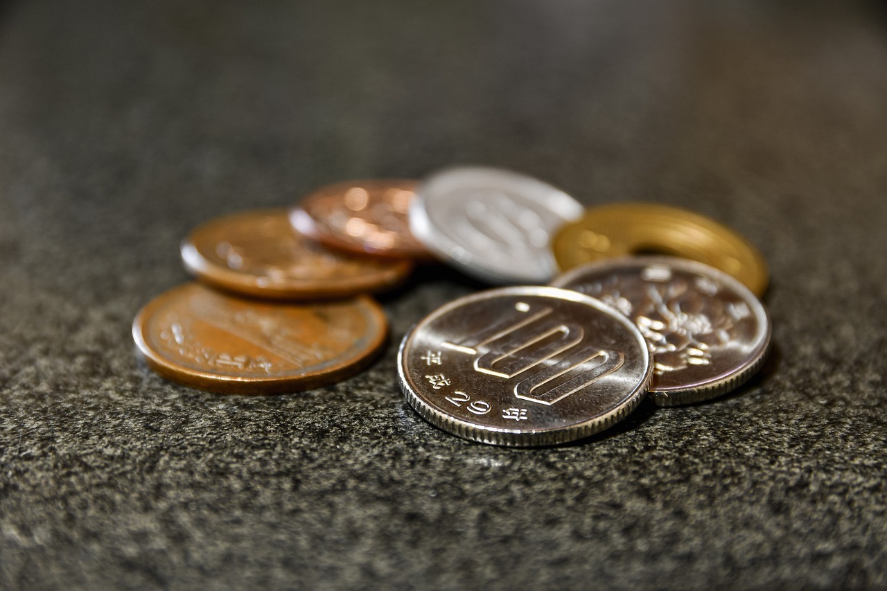 일본 동전이 종류 별로 바닥에 나열되어 있다. 8년 만에 원/엔 환율이 최저 수준으로 떨어져 국내 경제 차원에서 좋지 않은 현상으로 설명하고 있다.