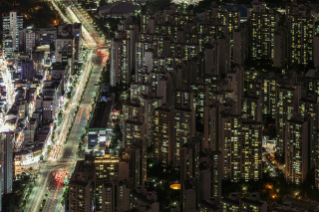 '서울'의 야경 중 '아파트'를 중심으로한 모습이다. 매우 번화한 모습이며, 아파트가 매우 많다.