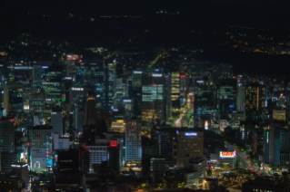 '서울'의 중심가의 야경이다. 특히 '대기업'이 몰려있는 곳을 촬영한 사진이다.
