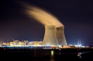 거대한 '원자로'가 2개 있는 '원전'의 야경 모습을 보여주고 있다.