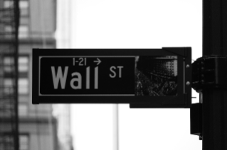 '미국' '월스트리트' 표지판을 흑백 화면으로 보여주고 있다.