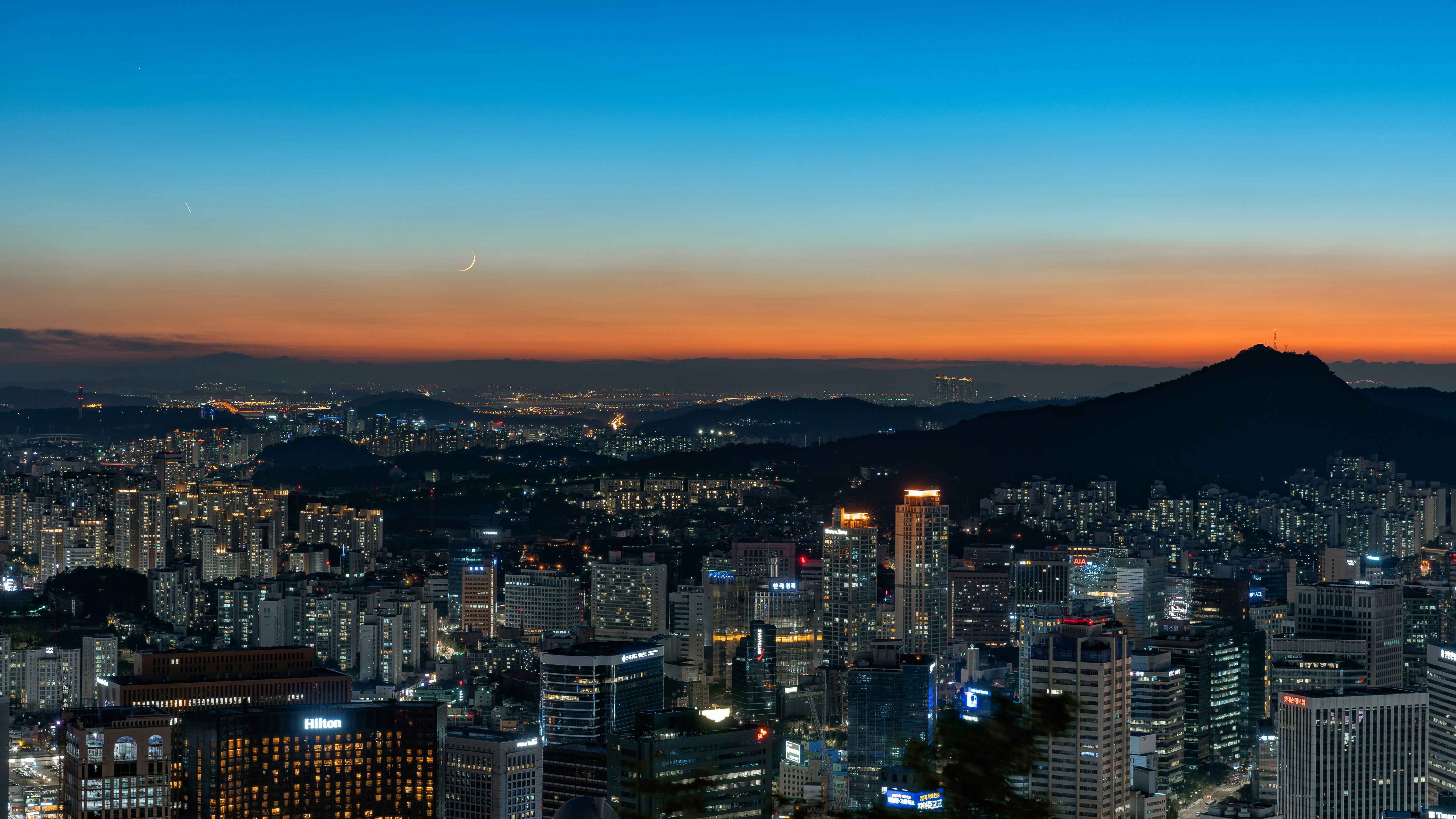 수 많은 건물과 불빛으로 가득차있는 '서울'의 야경이다.