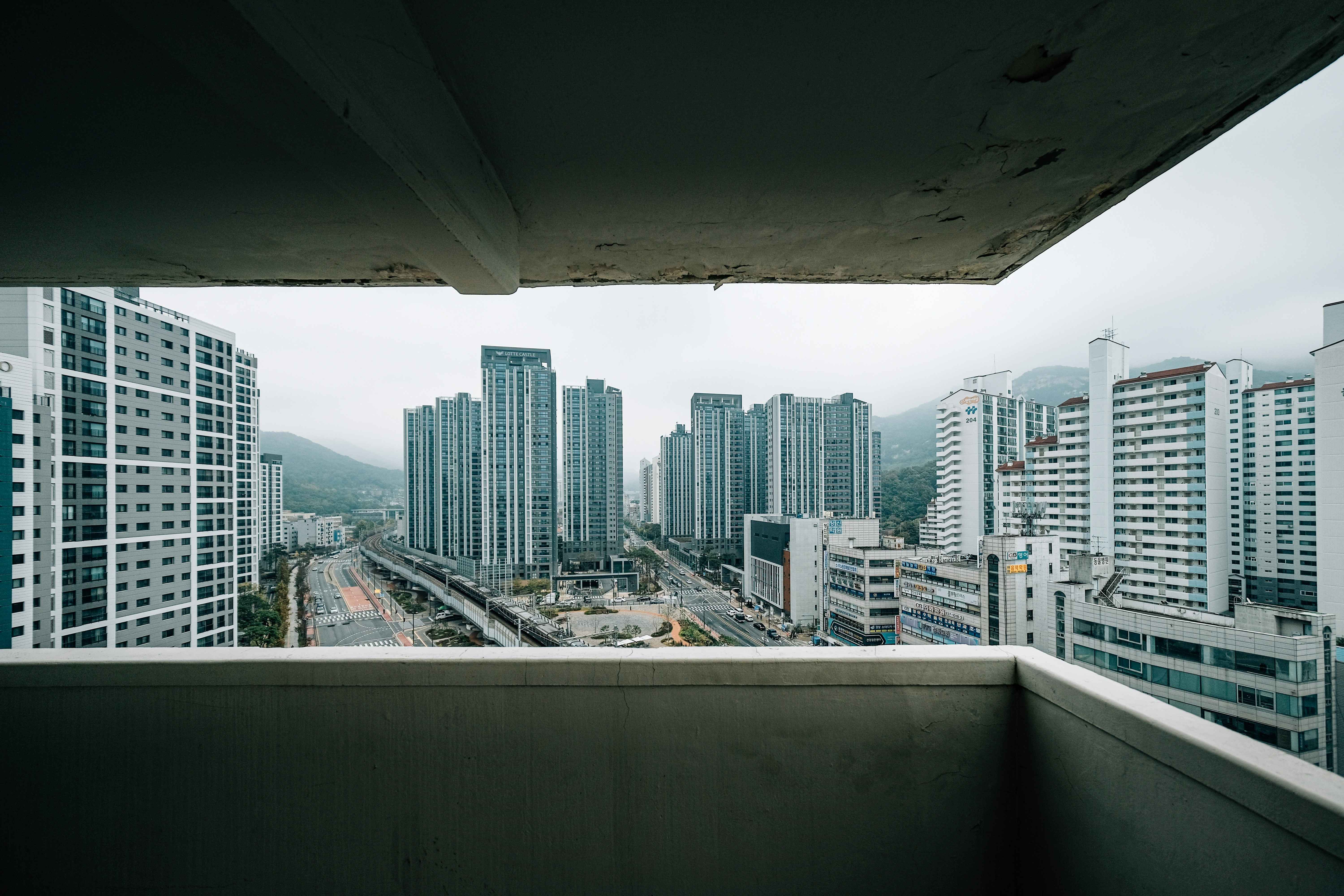 '아파트' 복도에서 보이는 주변 아파트 단지 모습이다.