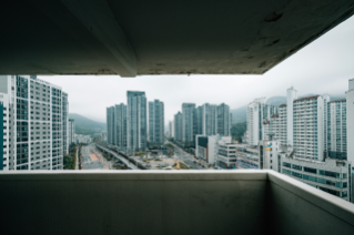 '아파트' 복도에서 보이는 주변 아파트 단지 모습이다.