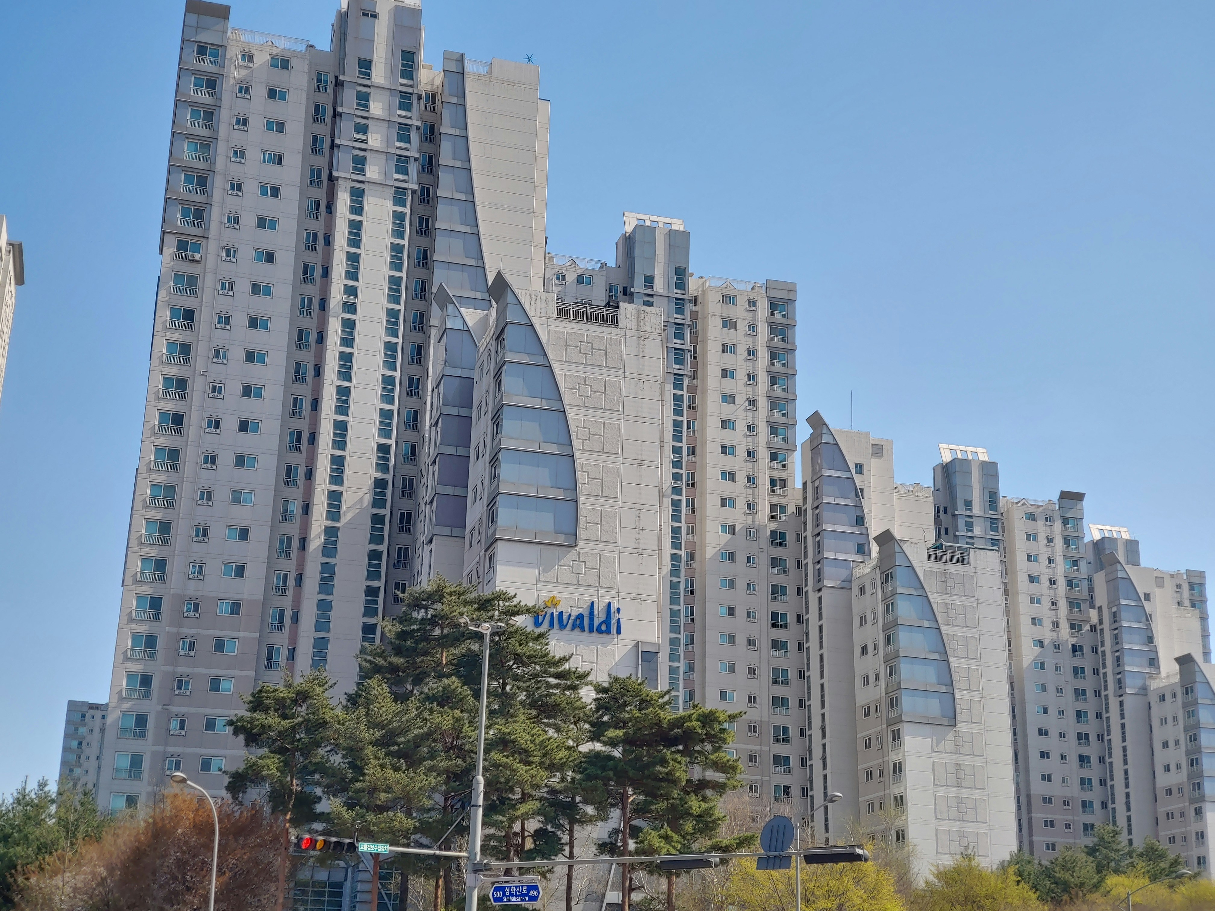 대형 '아파트' 단지의 건물 모습을 보여주고 있다.