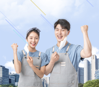 한 남자와 한 여자가 앞치마를 입고 나란히 서있다. 둘 다 '마스크'를 한 손으로 벗고 마스크 끈을 잡은채로 다른 손으로는 '파이팅' 자세를 취하고 있다. 둘 다 환하게 웃고있다.
