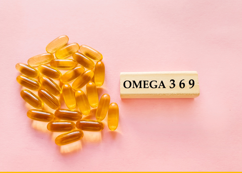 오메가3 영양제가 여러개 놓여져있다. 'OMEGA 3 6 9'라고 적힌 직육면체의 물건이 옆에 놓여져있다.