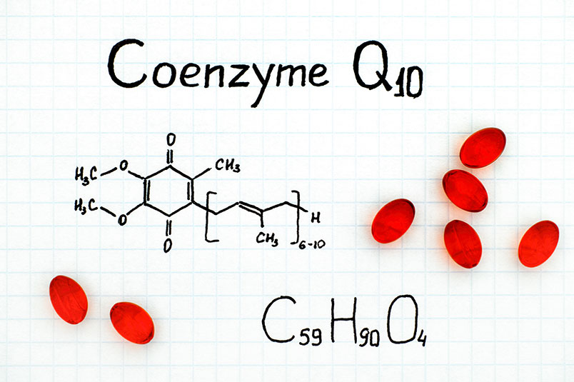 격자무늬의 종이 위에 'Coenzyme Q10'이라고 적은 글씨가 있다. 그 밑으로는 '코엔자임 큐텐'의 '분자구조'를 그렸다. 주변으로는 빨간색 알약이 왼쪽으로 2개 오른쪽에 5개가 있다.