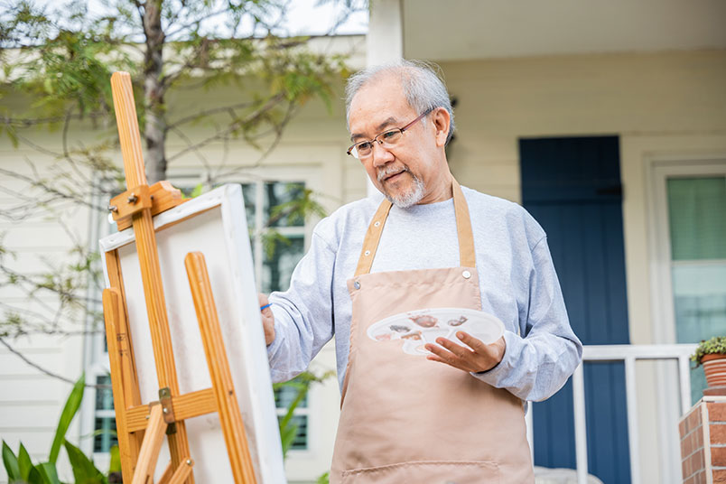 집 앞 마당에서 한 '노년'의 남성이 그림을 '집중'해서 그리고 있는 모습이다.