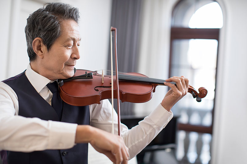 한 '노년'의 남성이 바이올린을 연주하고 있는 모습이다.