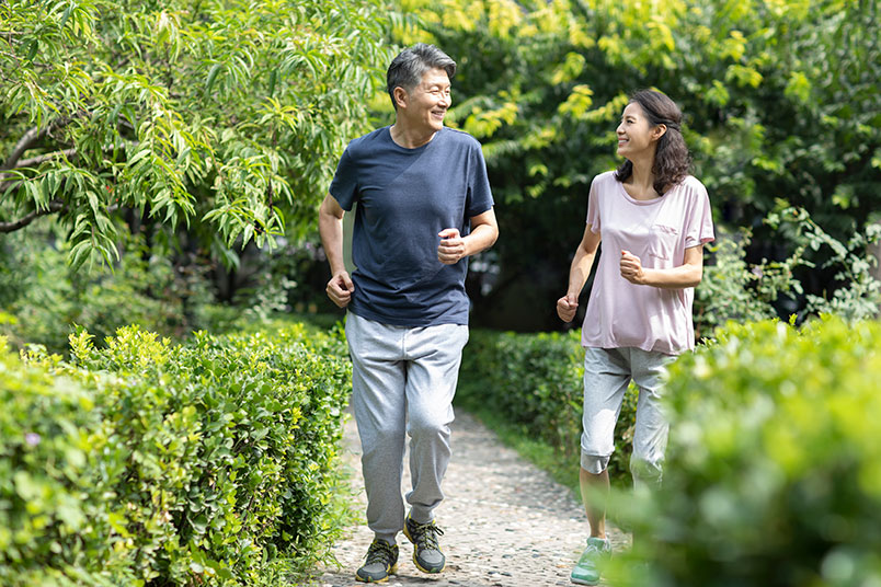 푸르른 '산책로'에서 '조깅'을 하고 있는 부부의 모습을 보여주고 있다.