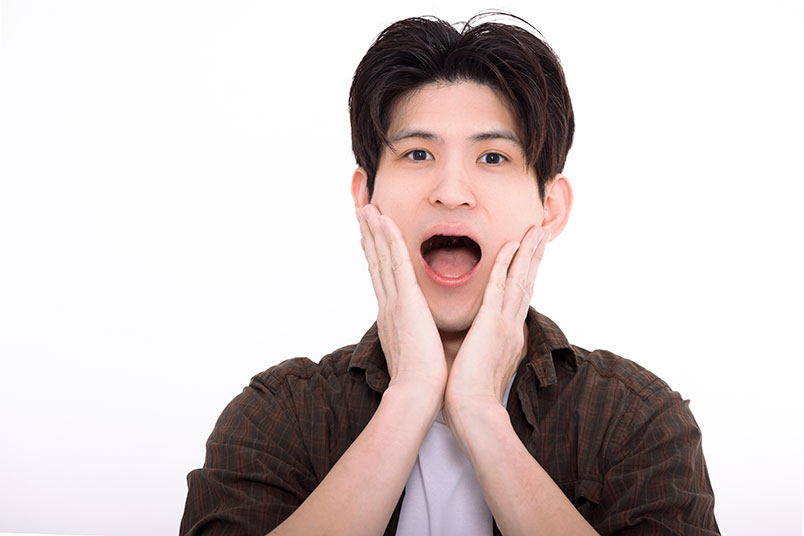 한 남성이 '턱관절' '자가 진단'을 하려고 입을 벌리고 있는 모습이다.