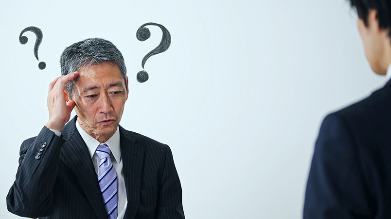 두 사람이 '대화' 중 한 사람이 어떤 점에 대해 '기억'을 더듬는 듯한 모습이다.
