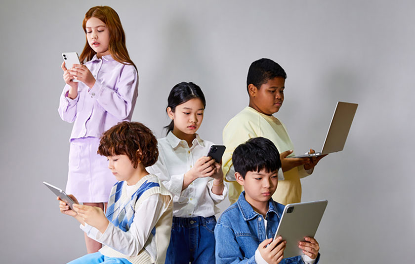 다양한 인종의 아이들이 '스마트폰' 등 기기를 각자 들고 화면을 응시하고 있는 모습이다.