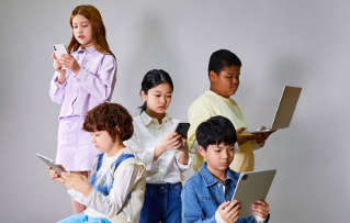 다양한 인종의 아이들이 '스마트폰' 등 기기를 각자 들고 화면을 응시하고 있는 모습이다.