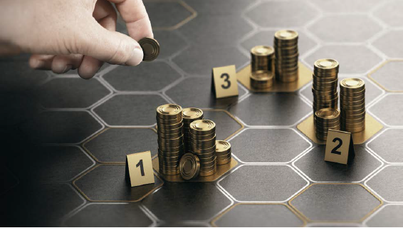 육각형으로 패턴화되어있는 바닥 중 세 곳의 육각형에 손 하나가 동전들을 쌓고 있다. 세 구역에는 각각 1,2,3이 쓰여져 있다.
