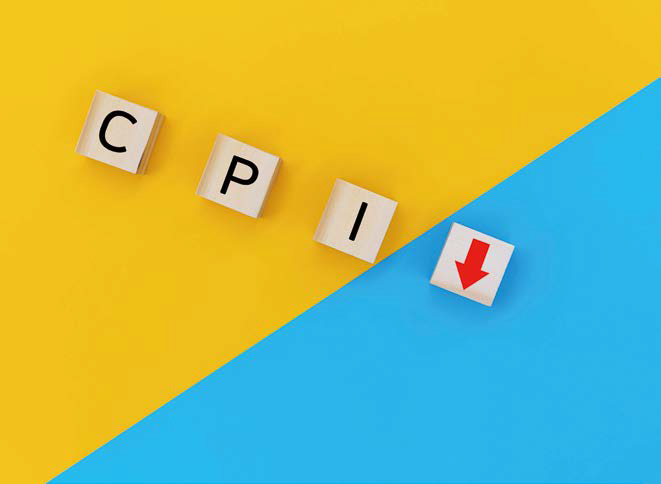 나무 블록에 'CPI' 글자와 아래로 향하는 화살표가 새겨져있는 사진이다.