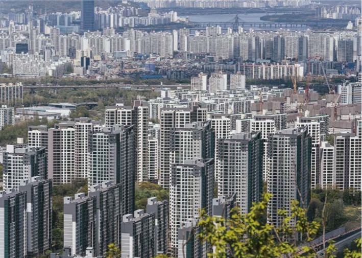 한강 주변에 보이는 수많은 '아파트 단지'를 보여주고 있다.