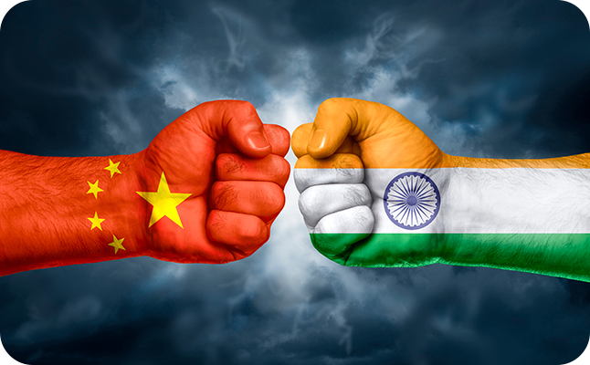 중국과 인도 국기가 그려진 주먹이 맞대고 있다.
