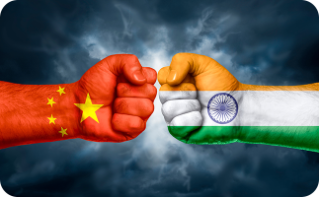 중국과 인도 국기가 그려진 주먹이 맞대고 있다.