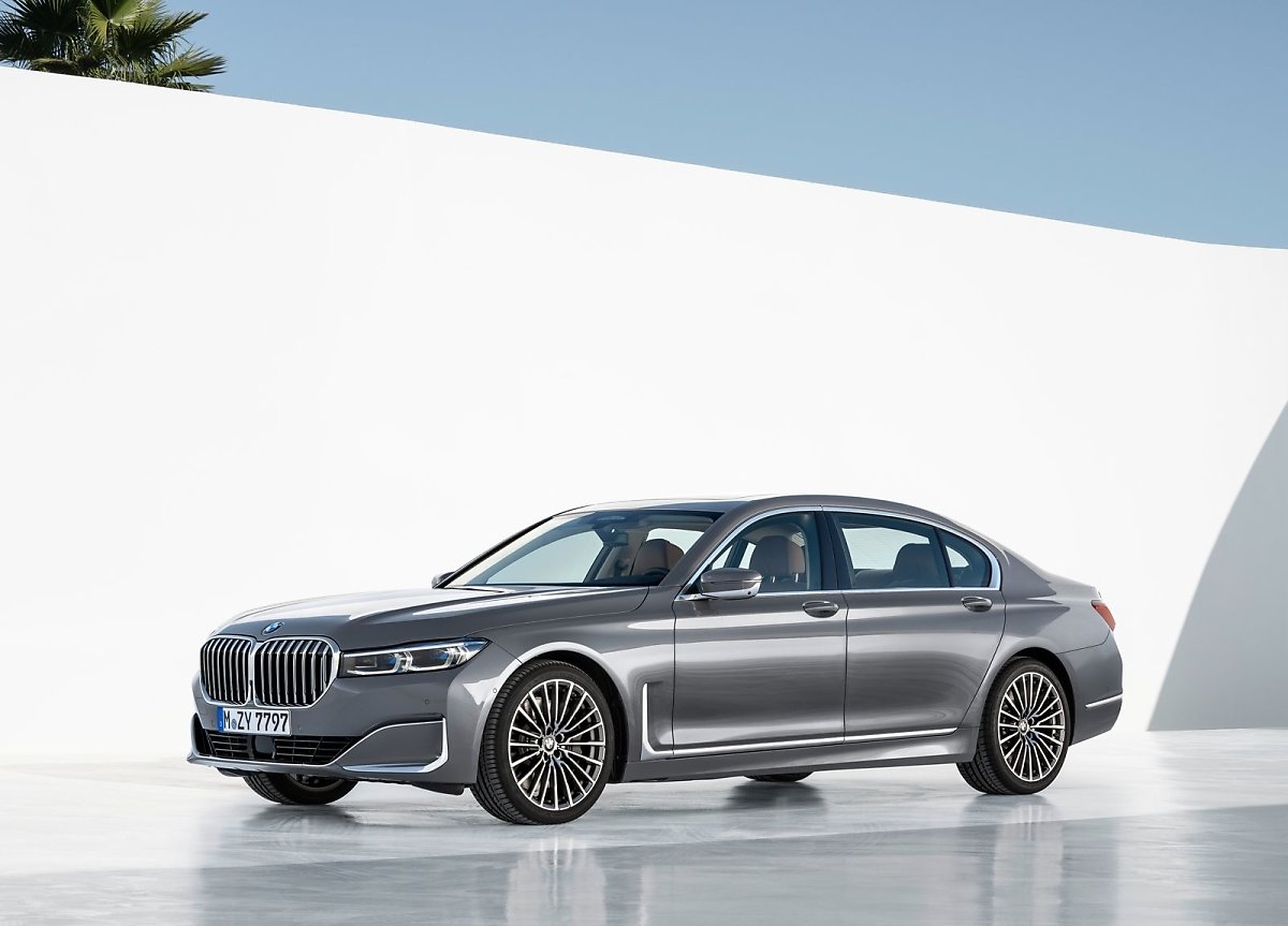 2022년 판매 대수 3위를 기록한 'BMW 7시리즈'의 차량 사진. BMW 7은 타 차량에 비해 운전감 및 승차감 면에서 큰 장점을 보인다.