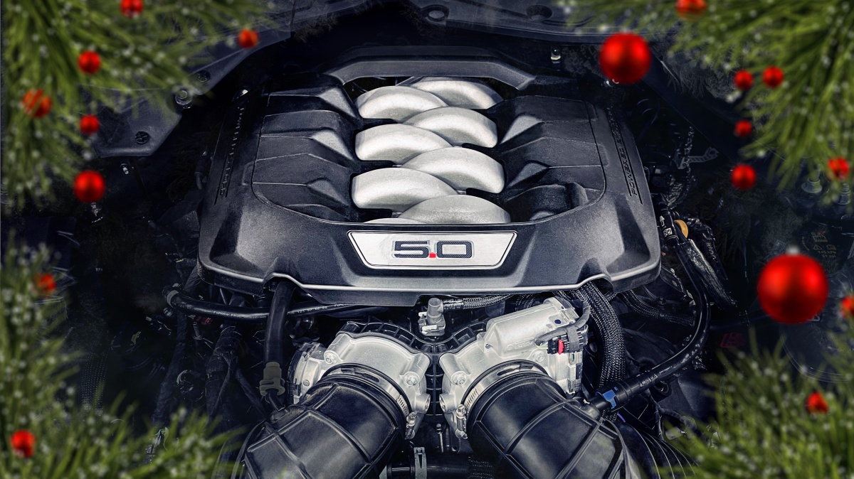 엔진은 V8 5.0L '자연흡기' 엔진과 2.3L '터보'로 구성되어 있음.