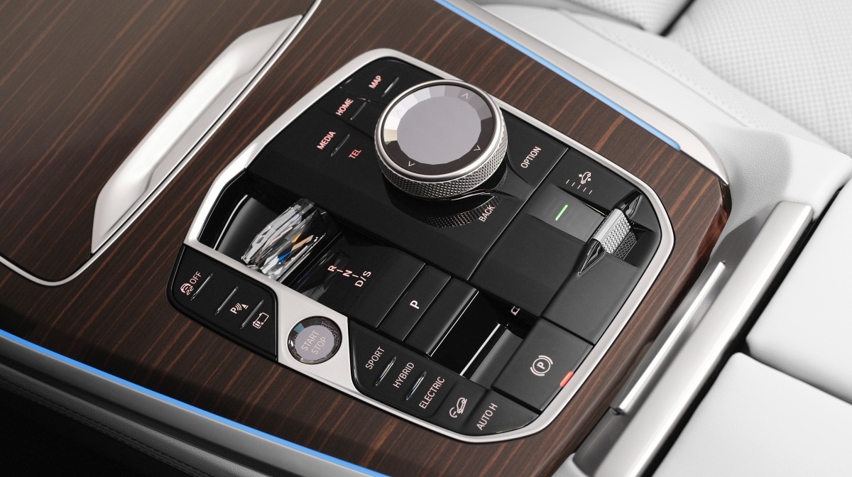 'X5'에는 'BMW 운영 시스템 8에 기반'한 '완전 디지털 방식의 i드라이브 컨트롤 시스템'이 들어감. '크리스털 셀렉터'와 15가지 색상으로 바뀌는 '동승석 앰비언트 라이트바' 등 '감성적인 분위기 조성'에 초점을 맞춘 새 장비도 눈여겨볼 부분.