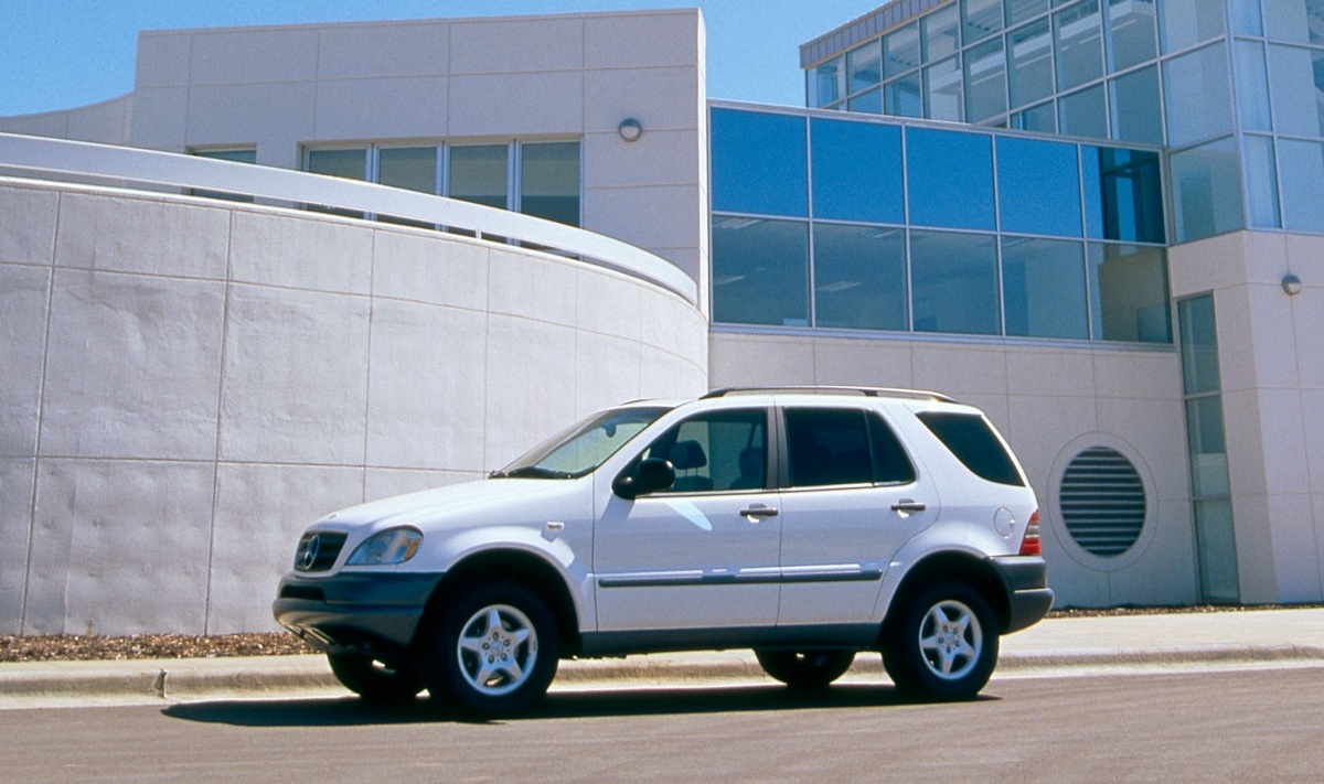 'GLE의 전신'인 'M-클래스'는 1997년에 선보여 '고급 SUV 시장을 개척'.