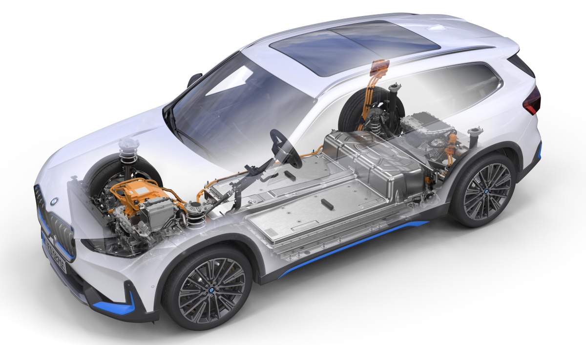 'BMW iX1'의 파워트레인을 보여주는 사진. iX1은 2개의 전기모터를 통해 주행한다.