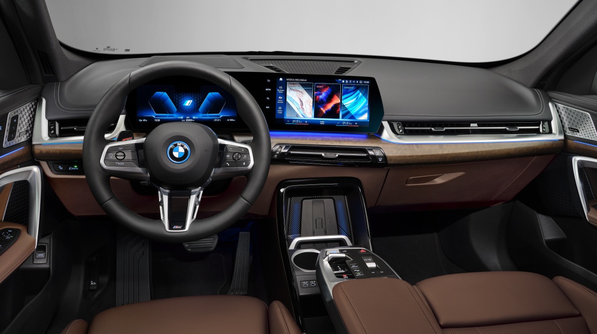 'BMW iX1'의 실내 사진. 충전이 아주 빠르며 X1과 같은 최신 운영체제를 공유한다.