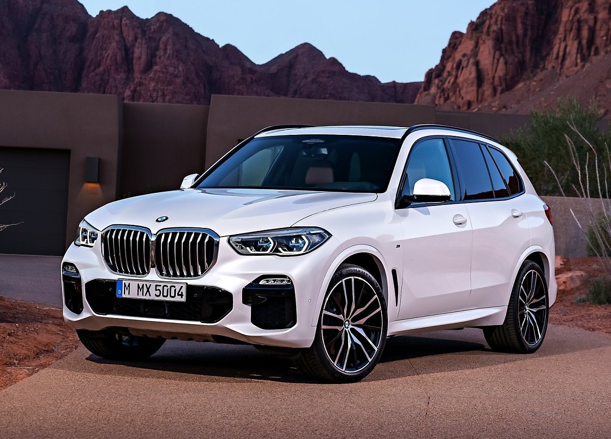 'BMW X5'의 차량 사진. X5는 특히 7인승 모델의 2열 시트 리클라이닝 기능으로 인기가 높다.