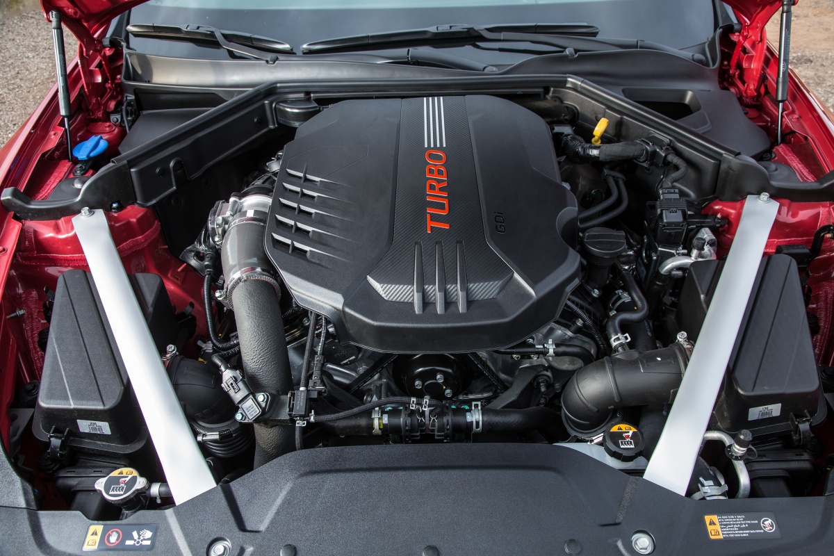 '스팅어'의 엔진 사진. 스팅어의 엔진 중에서도 트윈터보 V6 엔진이 상당한 고성능으로, 당시 국산차에서는 보기 드문 성능을 발휘함.
