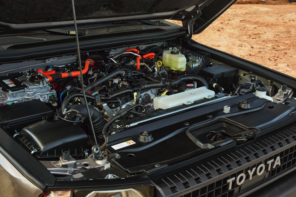토요타 '랜드크루저'의 파워트레인이 나타나있는 사진. 가솔린과 디젤 각 2종, 하이브리드 1종으로 지역 특성에 맞춰 연료가 보급될 수 있도록 준비되어 있음.