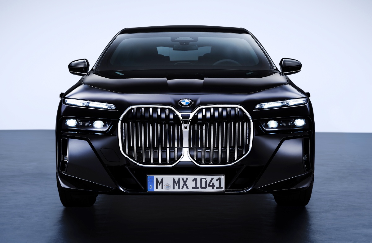 'BMW 7 프로텍션'의 'WLTP 기준 전비'는 '3.3km/kWh'임. '1kWh 용량의 전기'로 '3.3km를 달릴 수 있다'는 뜻.