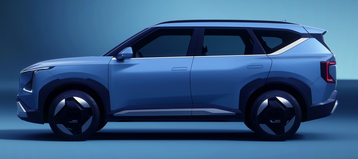 'EV5의 측면'은 '정통 SUV의 실루엣'을 그대로 드러내면서, 'SUV 특유의 박스 형태'를 세련되게 풀어냄. '뒤쪽의 삼각형으로 처리한 유리'는 '기아 EV 시리즈'의 공통된 특징을 보여줌.