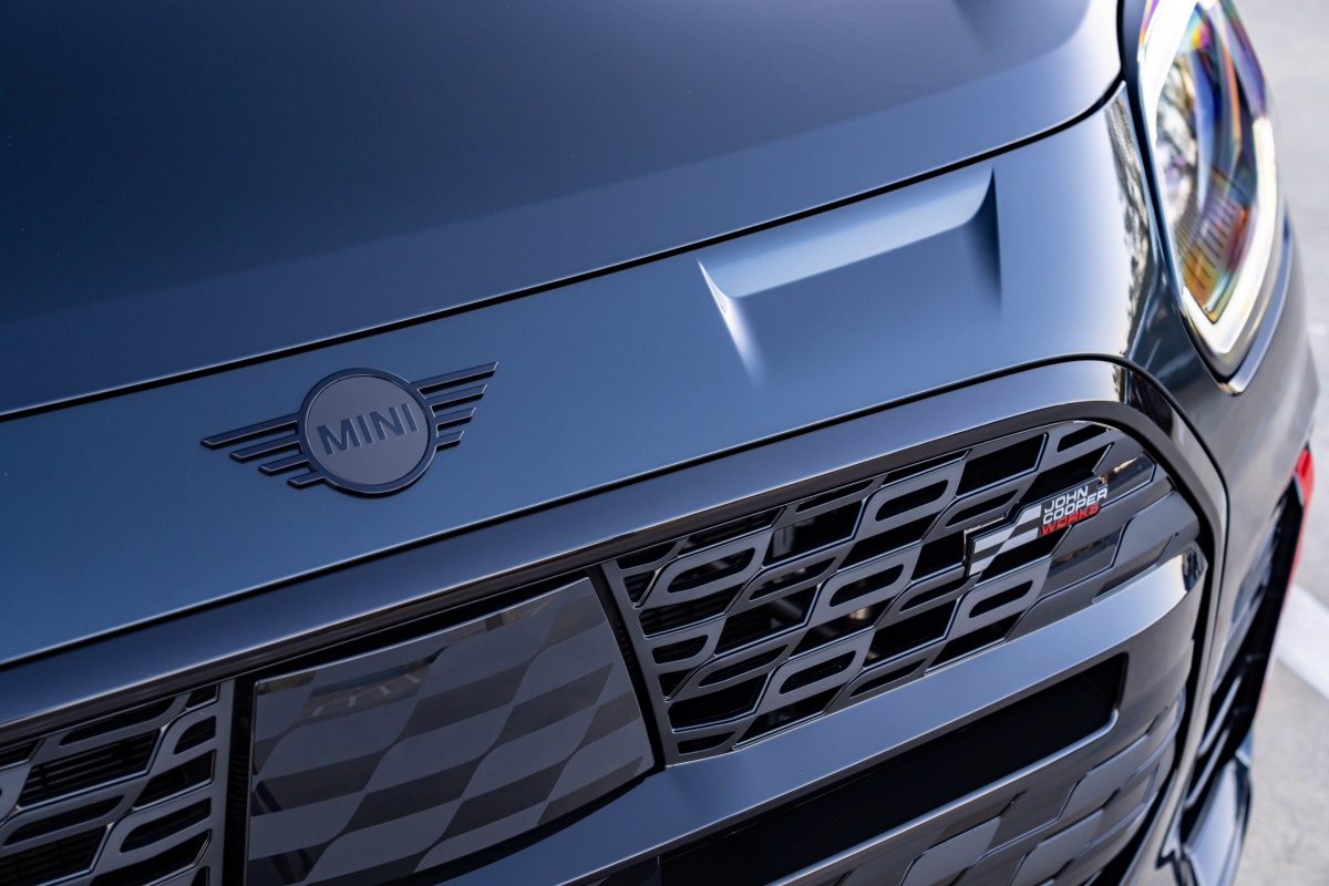 컨트리맨은 SUV로서 미니의 라인업을 확장하는 분기점 역할을 한 모델입니다. 최근 3세대 신형의 전기차 출시에 이어 고성능인 JCW 모델이 나오는 등 미니 브랜드에서 중요한 역할을 담당하고 있죠.