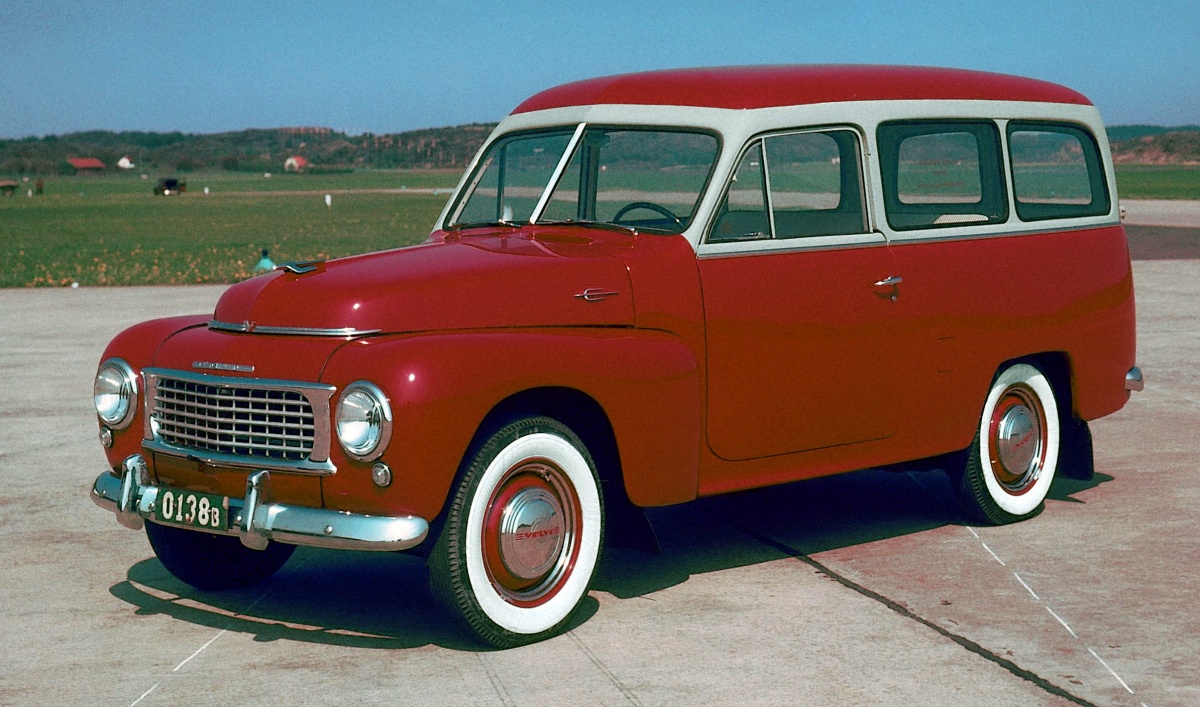 EM90의 역사는 1953년으로 거슬러 올라갑니다. 당시 볼보에서는 듀엣이라는 왜건이 나왔습니다. 