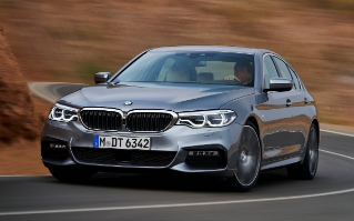  'BMW 5시리즈' 자동차 이미지. 'BMW 5시리즈'가 '사막의 도로'를 달리고 있는 사진이다.