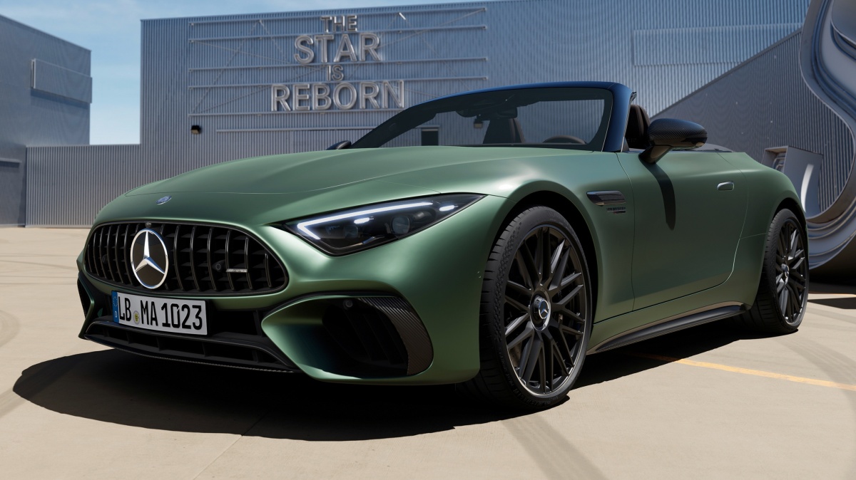 '녹색' 메르세데스-AMG SL 63 S E 퍼포먼스 모델이 도로 위에 전시되어 있다.