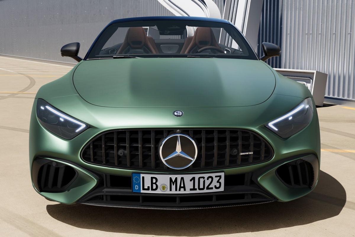 '녹색' 메르세데스-AMG SL 63 S E 퍼포먼스 모델이 정면으로 포커싱된 이미지이다.