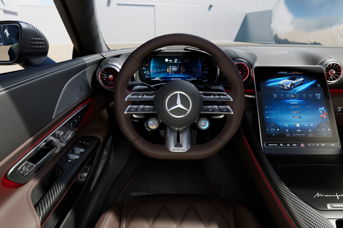 메르세데스-AMG SL 63 S E 퍼포먼스 모델의 실내 인테리어 이미지이다.