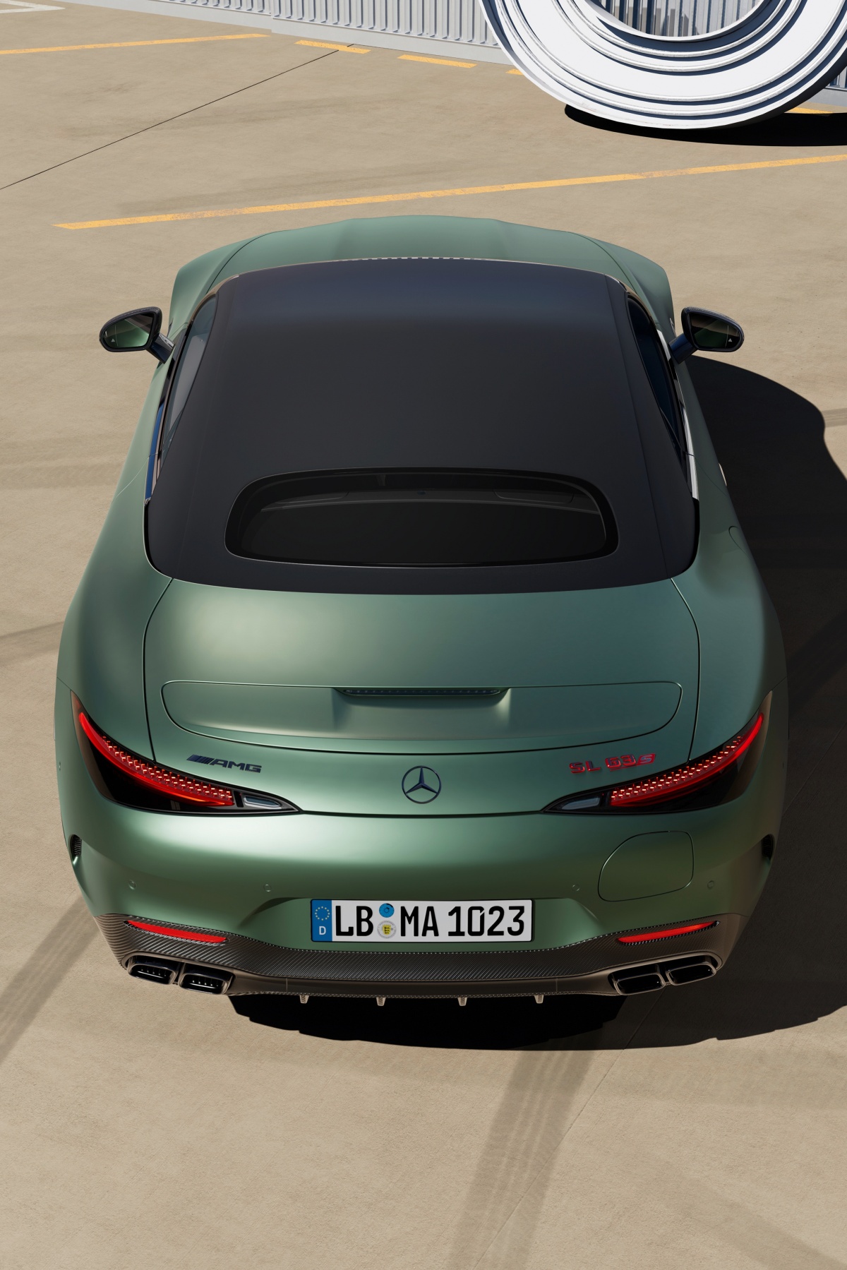 메르세데스-AMG SL 63 S E 퍼포먼스 모델의 뒷모습을 담은 이미지이다. 