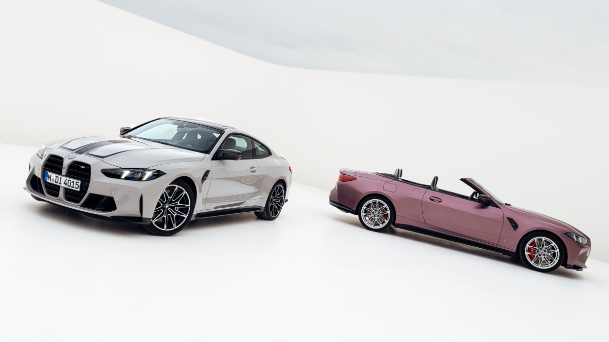 흰색 'BMW M4 쿠페'(왼쪽)와 분홍색 '컨버터블'이 같이 촬영된 사진이다.