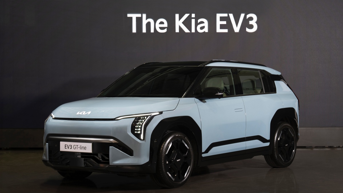 The Kia EV3 텍스트와 'EV3' 차량 전면이 보이는 이미지이다.