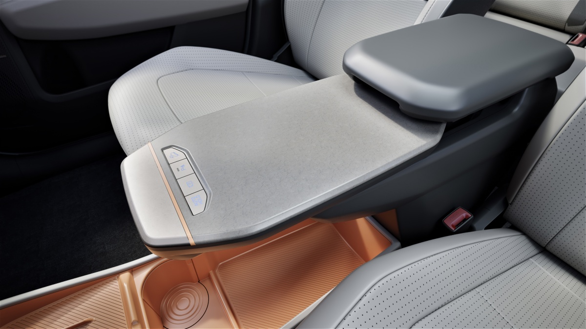 기아 EV3 차량 내부 운전석과 보조석 사이에 있는 '콘솔 테이블' 이미지이다.