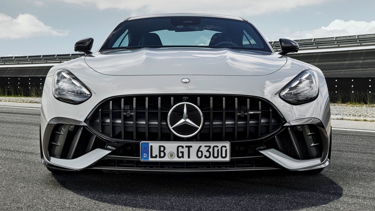 은색 메르세데스-AMG GT 63 프로 4MATIC+의 '정면' 사진이다.