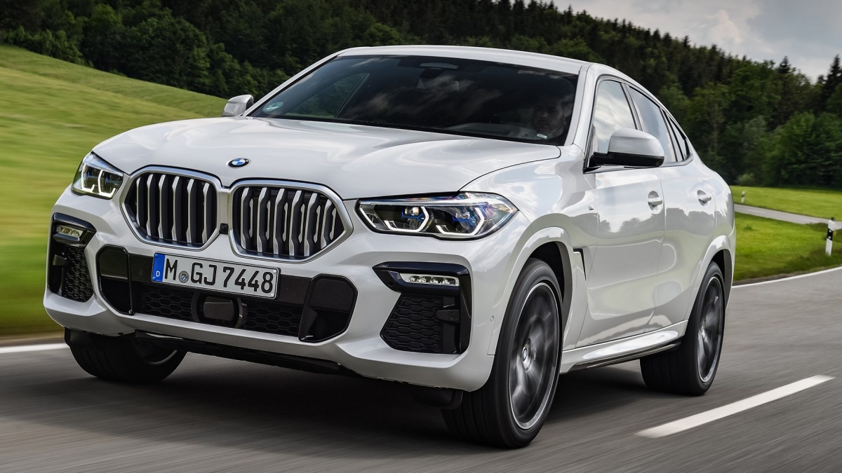 흰색 BMW X6의 '정면' 사진이다.