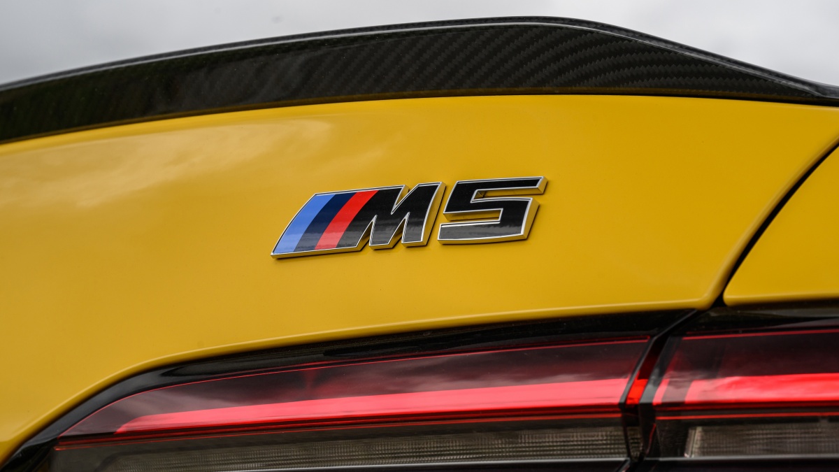 노란색 BMW M5의 '로고' 사진이다.