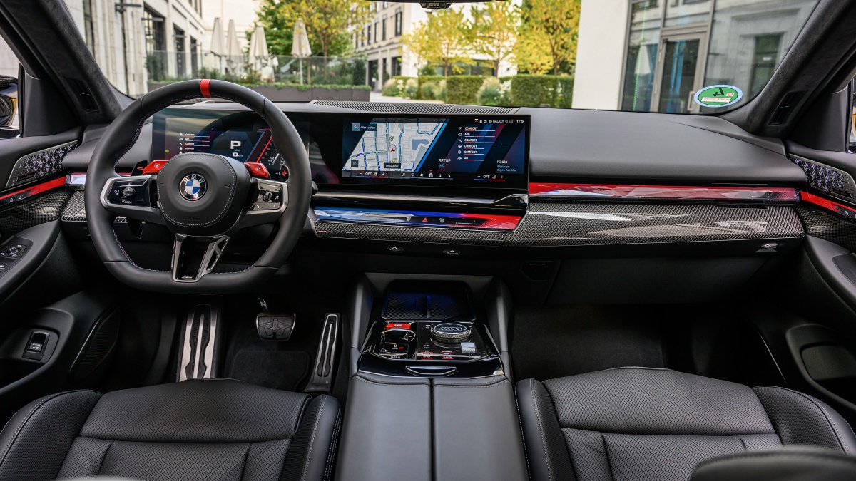 BMW M5의 '내부' '운전석' 사진이다.
