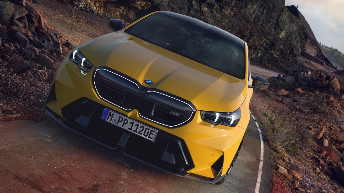 노란색 BMW M5의 '정면' 사진이다.